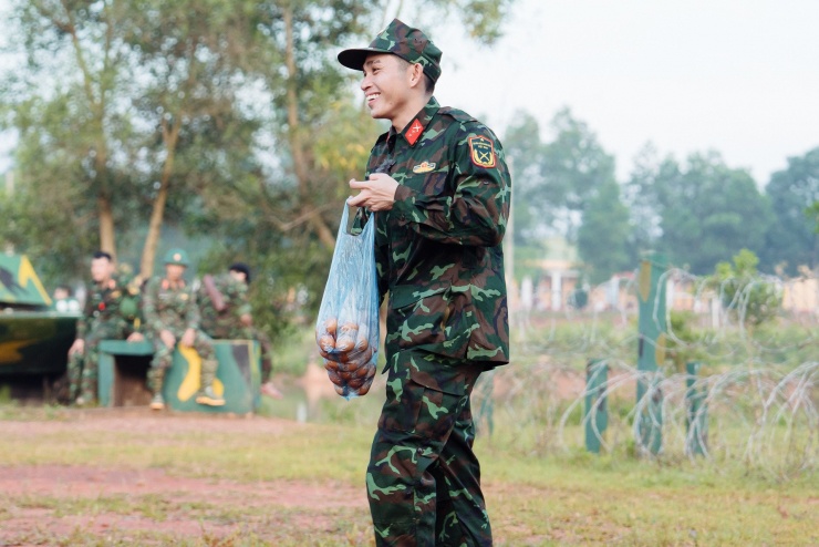 Jun Phạm tặng trứng nóng cho đồng đội ở lại chương trình. 