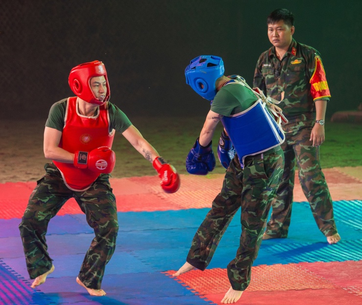 Các nghệ sĩ đấu boxing tại thao trường. 