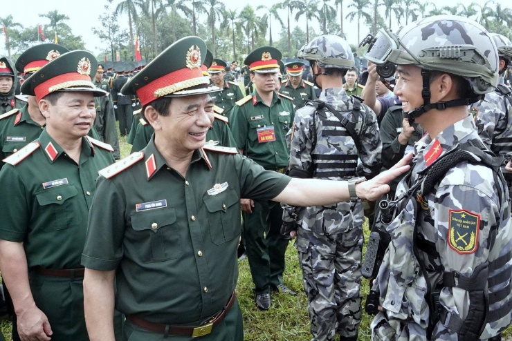 Đại tướng Phan Văn Giang động viên quân nhân Khối chiến sĩ Đặc nhiệm dù tham gia hợp luyện diễu binh, diễu hành. Ảnh: Nguyễn Minh