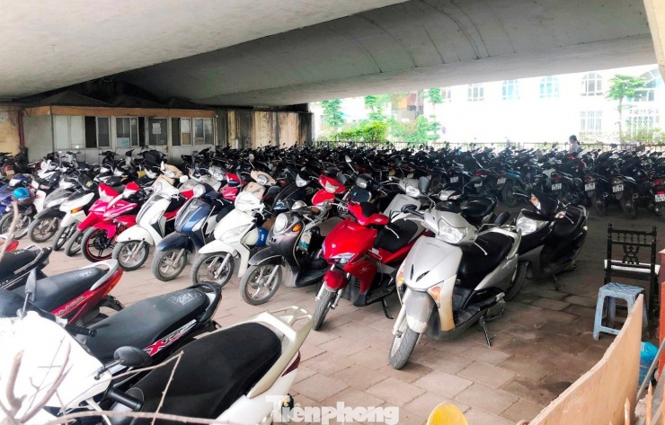 Cận cảnh các gầm cầu Hà Nội 'phủ kín' bãi ô tô, xe máy - 1