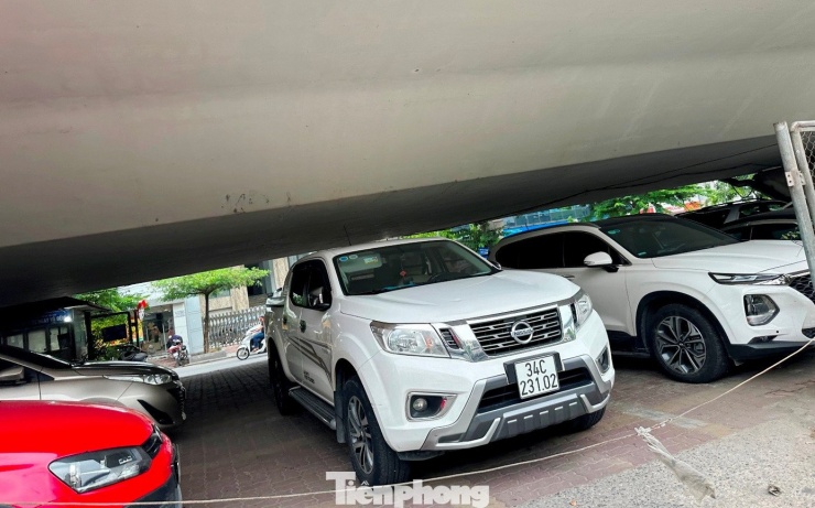 Cận cảnh các gầm cầu Hà Nội 'phủ kín' bãi ô tô, xe máy - 2