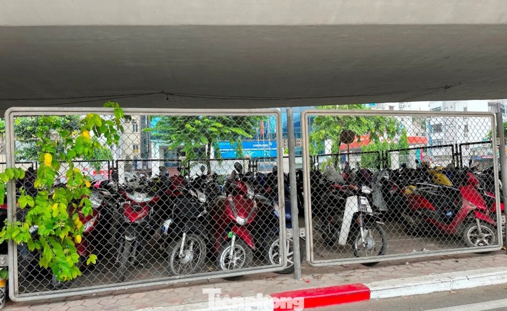 Cận cảnh các gầm cầu Hà Nội 'phủ kín' bãi ô tô, xe máy - 3