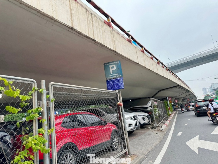 Cận cảnh các gầm cầu Hà Nội 'phủ kín' bãi ô tô, xe máy - 4