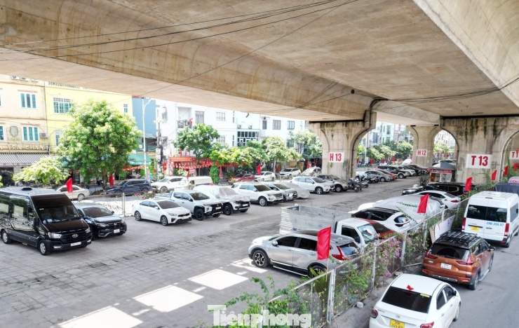 Cận cảnh các gầm cầu Hà Nội 'phủ kín' bãi ô tô, xe máy - 5
