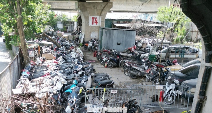 Cận cảnh các gầm cầu Hà Nội 'phủ kín' bãi ô tô, xe máy - 6