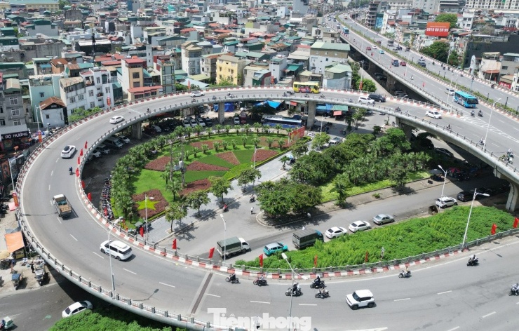 Cận cảnh các gầm cầu Hà Nội 'phủ kín' bãi ô tô, xe máy - 7