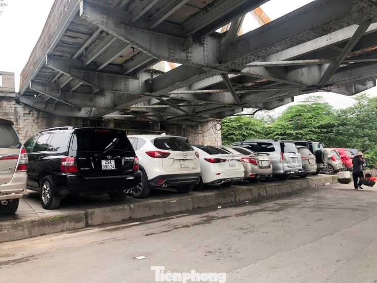 Cận cảnh các gầm cầu Hà Nội 'phủ kín' bãi ô tô, xe máy - 8