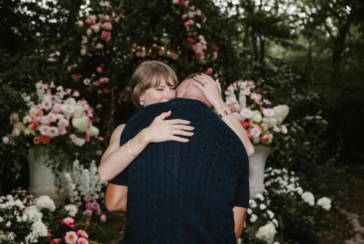 Taylor Swift và Travis Kelce gây sốt khi đăng ảnh đính hôn trên Instagram.