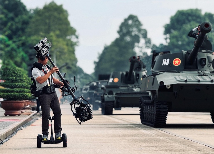 Nhờ những cú máy thần sầu tại sự kiện A80, cái tên Lê Bảo Hân lọt top tìm kiếm trên Google, Facebook. Mỗi bài đăng của anh hút hàng trăm nghìn lượt tương tác. Ảnh: FBNV