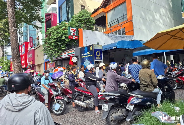 Bên ngoài, bãi gửi xe của tiệm không còn một chỗ trống. Ảnh: Trần Chung