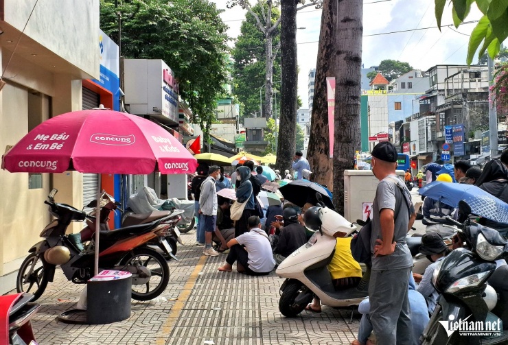 Giá vàng cao kỷ lục: Người dân trải bạt, ngồi xuyên đêm trên vỉa hè chờ mua - 2
