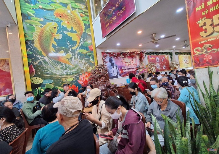 Người dân chờ mua vàng tại cửa hàng Mi Hồng (phường Gia Định, TPHCM) trong sáng 4/9. Ảnh: Trần Chung