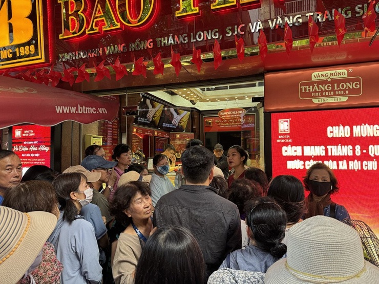 Người dân xếp hàng lấy số để mua vàng. Ảnh: Duy Anh