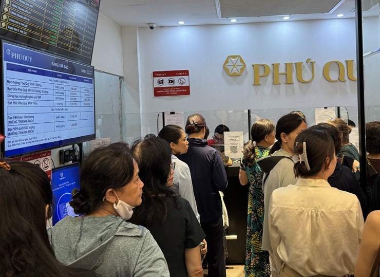Người dân đổ xô đi mua vàng dù giá đang ở đỉnh cao chưa từng có. Ảnh: Duy Anh