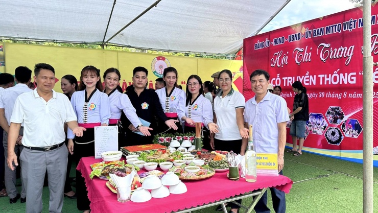 Ở Sơn La, tết Xíp xí được người Thái trắng tổ chức phổ biến ở các địa phương như Phù Yên, Mường La, Quỳnh Nhai… Cộng đồng người Thái ở Ðiện Biên, Lai Châu hay Lào Cai (tỉnh Yên Bái cũ) cũng ăn tết Xíp xí. Ảnh: Nguyệt Nga