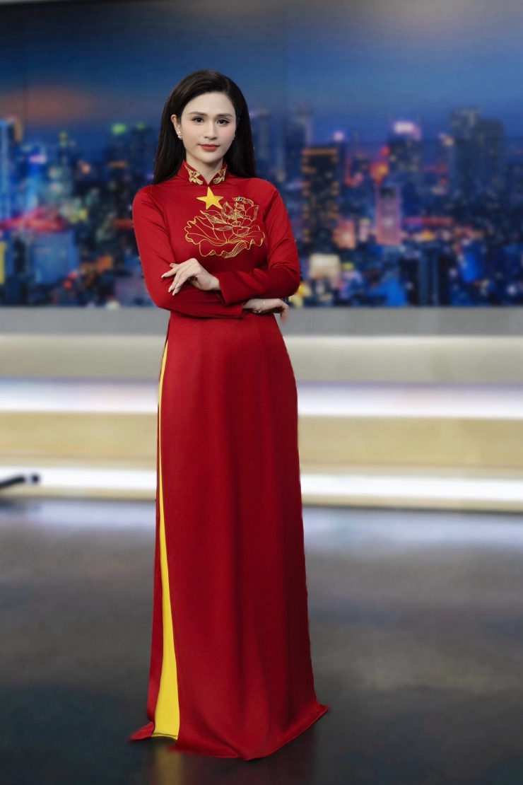 BTV Minh Trang với chiếc áo dài đỏ đặc biệt ở hậu trường bản tin. 