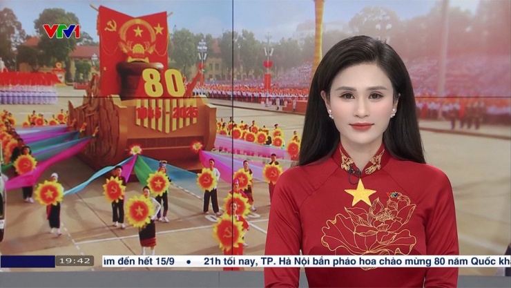 BTV Minh Trang cũng mặc áo dài của NTK Nguyễn Thơ Thơ trong bản tin Thời sự 19h trên VTV1 ngày 2/9.