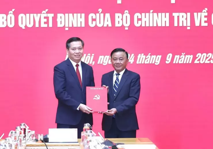 Ông Trần Cẩm Tú, Ủy viên Bộ Chính trị, Thường trực Ban Bí thư, Bí thư Đảng ủy các cơ quan Đảng Trung ương trao Quyết định của Bộ Chính trị cho ông Nguyễn Long Hải. Ảnh: TTXVN