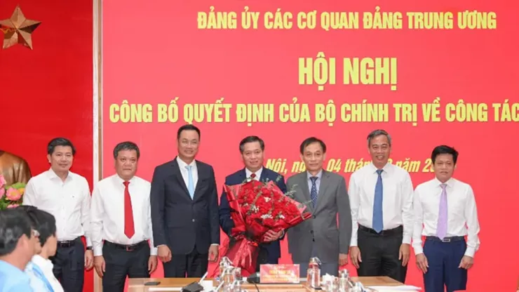 Lãnh đạo Tỉnh ủy Quảng Trị tặng hoa và chúc mừng Phó Bí thư Đảng ủy các cơ quan Đảng Trung ương Nguyễn Long Hải. Ảnh: NHÂN DÂN