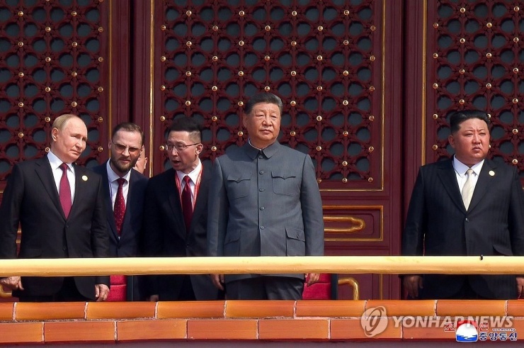 Lãnh đạo Trung Quốc, Nga và Triều Tiên trên lễ đài. (Ảnh: Yonhap)