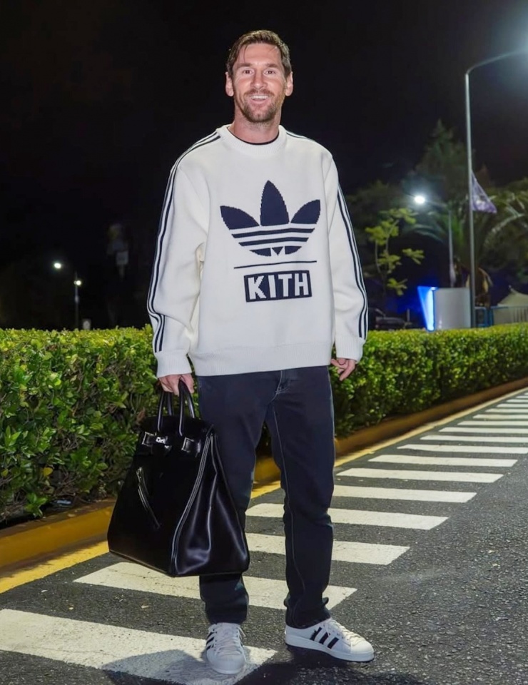 Không phải lần đầu Messi chơi túi Hermes. Tủ đồ của anh còn có một chiếc Birkin cỡ lớn màu đen của nhà mốt Pháp. Anh từng xách nó khi đến sân vận động AFA cho trận đấu vòng loại khu vực Nam Mỹ tháng 6. Ảnh: Instagram Messi