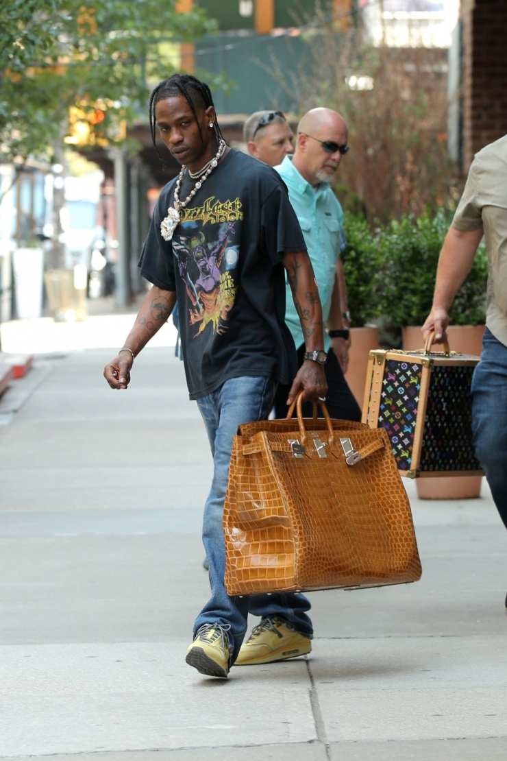 Trong số tay chơi hàng hiệu còn có rapper Travis Scott. Anh sắm nhiều túi Hermes, trong đó có chiếc Birkin da cá sấu khổng lồ màu mật ong. Ảnh: SplashNews