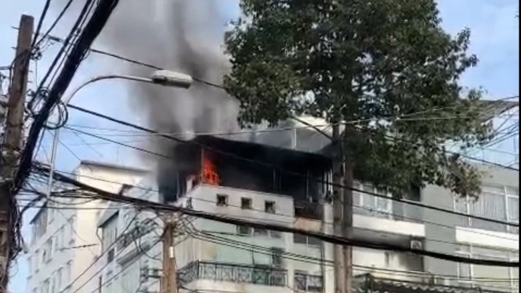 Khói lửa bốc lên từ tầng thượng công ty. Ảnh: HT