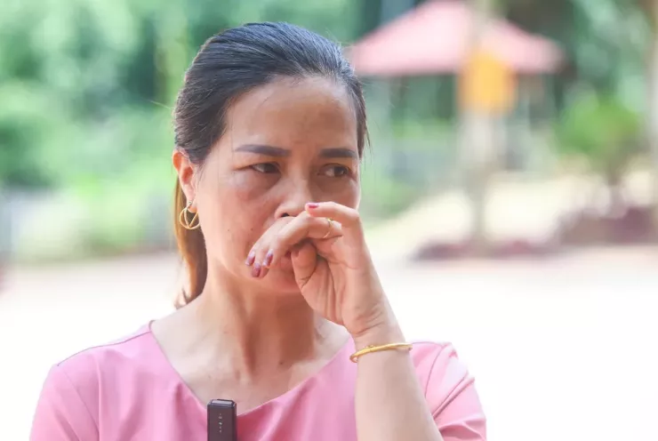 Cô giáo Hoàng Thị Vân xúc động khi nhớ về những gì đã xảy ra với học trò của mình. Ảnh: PHI HÙNG