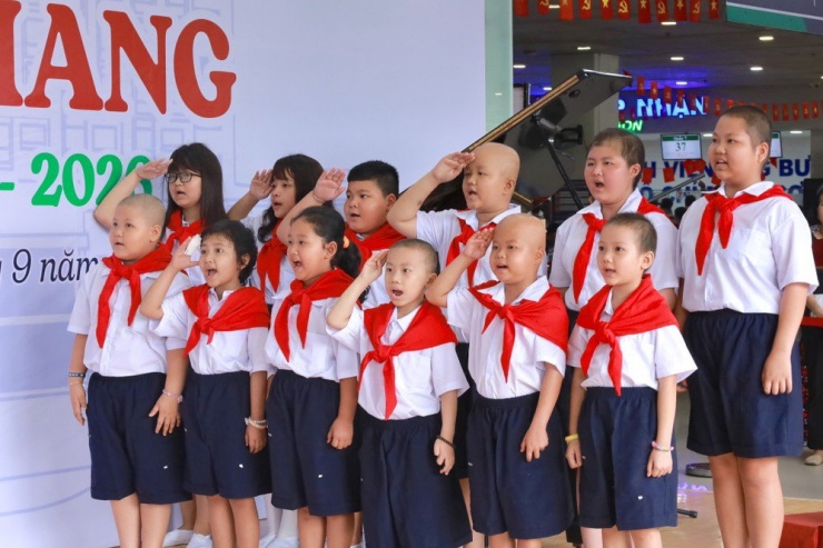 Các bệnh nhi hát Quốc ca tại lễ khai giảng. Ảnh: DI LINH