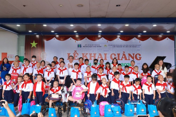 Lễ khai giảng năm học mới của những bệnh nhi ung thư đang điều trị tại Bệnh viện Ung Bướu TP.HCM. Ảnh: DI LINH