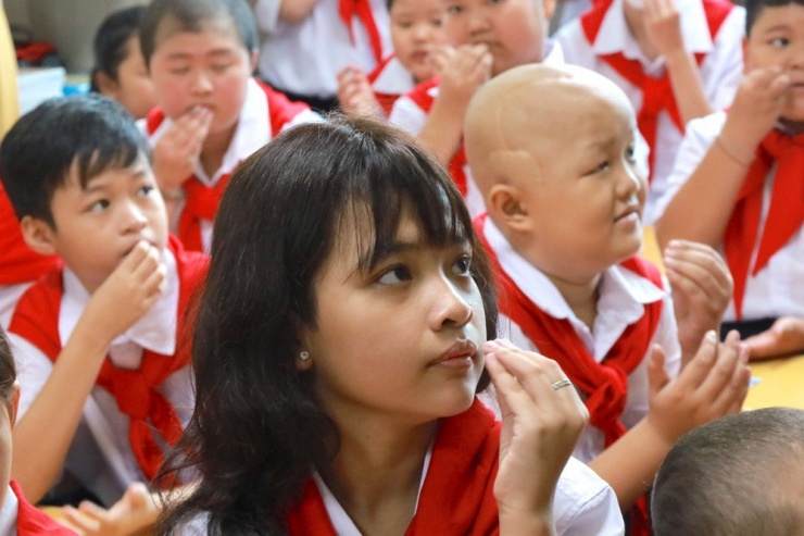 Các bệnh nhi chăm chú thực hiện theo các trò chơi giao lưu của giáo viên. Ảnh: DI LINH
