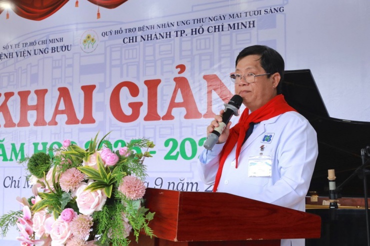 TS-BS Diệp Bảo Tuấn, Giám đốc Bệnh viện Ung Bướu TP.HCM phát biểu tại lễ khai giảng. Ảnh: DI LINH