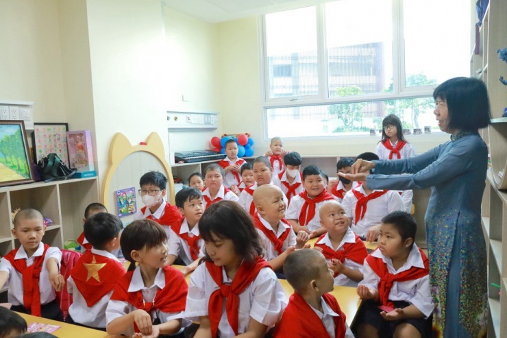 Cô giáo Phấn giao lưu ngày nhận lớp cùng các bệnh nhi. Ảnh: DI LINH