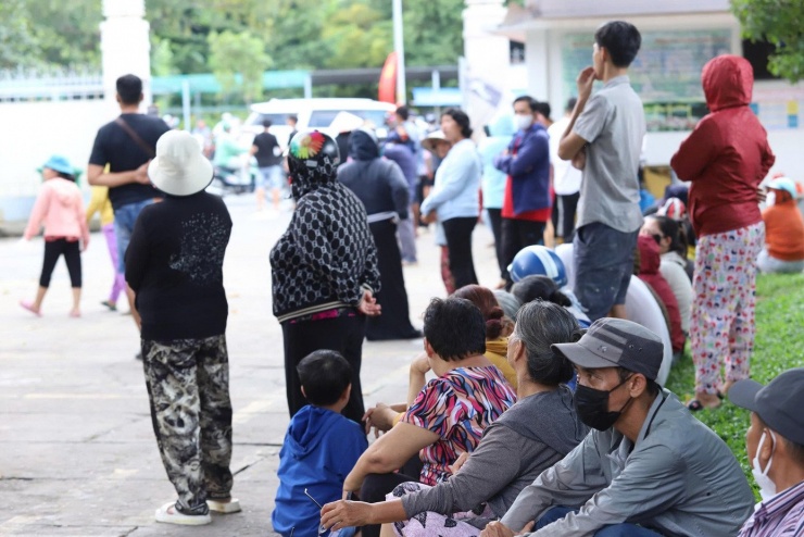 Lễ di quan diễn viên Ngọc Trinh diễn ra lúc 14h ngày 4/9. Thi thể của cô được hỏa táng ở trung tâm Bình Hưng Hòa. Từ 13h, rất đông người dân đã tập trung tại đây chờ đoàn lễ tang đến để đưa tiễn NSƯT Ngọc Trinh về nơi an nghỉ cuối.