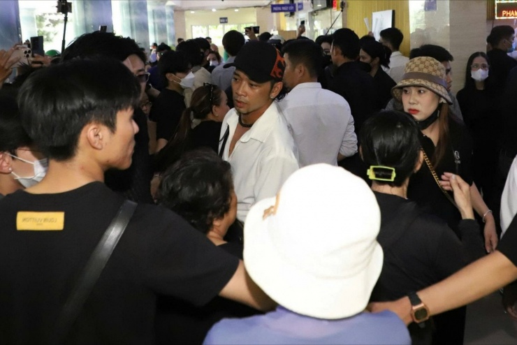 Diễn viên Hoàng Phi và Hồ Bích Trâm tiễn NSƯT Ngọc Trinh.