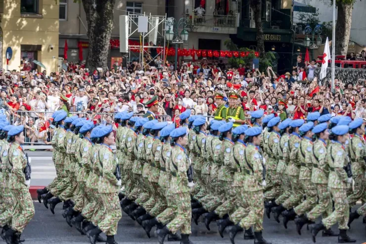 Các khối diễu binh A80 di chuyển qua tuyến đường Nguyễn Thái Học – Tràng Thi – Tràng Tiền – Quảng trường Cách mạng Tháng Tám trong tiếng hoan hô, chào đón của đông đảo người dân. Ảnh: HẢI ANH