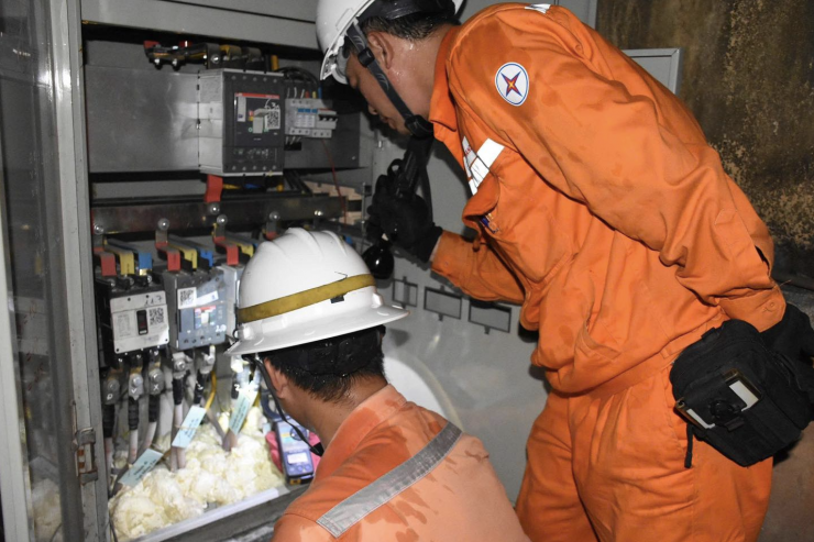 Đầu tháng 8, Hà Nội trải qua những ngày nắng nóng kỷ lục. Nhiều nơi bị mất điện do quá tải, nhân viên EVNHANOI phải đi xử lý sự cố trong đêm.