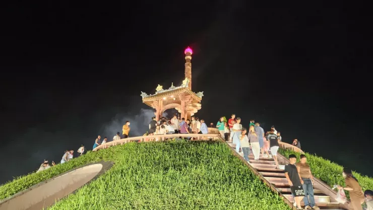 Khán giả đến thắp hương tại Thành cổ Quảng Trị. Ảnh: NGUYỄN DO.