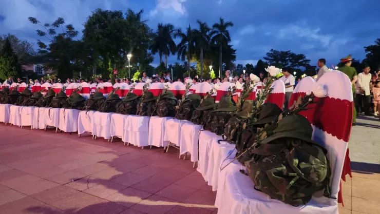 Hình ảnh gây xúc động nhất là hàng ghế đầu tiên, nơi đặt những chiếc balo của những chiến sĩ. Ảnh: NGUYỄN DO