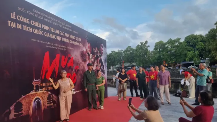 Nhiều người dân đến Thành cổ Quảng Trị để xem phim Mưa đỏ. Ảnh: NGUYỄN DO