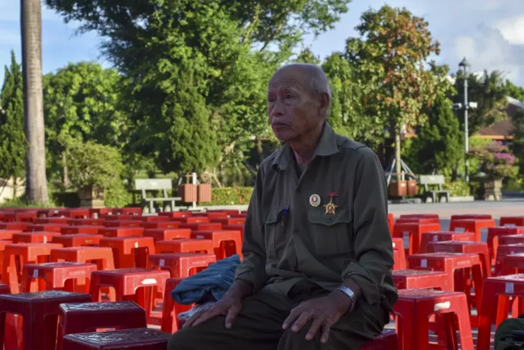 Ông Lê Thanh Hùng rưng rưng nước mắt nhớ về những đồng đội cùng tham gia 81 ngày đêm bảo vệ thành cổ Quảng Trị. Ảnh: NGUYỄN DO