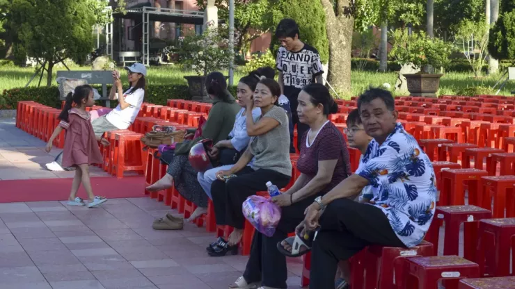 Từ 3 giờ chiều, nhiều người dân đã về Thành cổ Quảng Trị để chờ xem phim Mưa đỏ. Ảnh: NGUYỄN DO