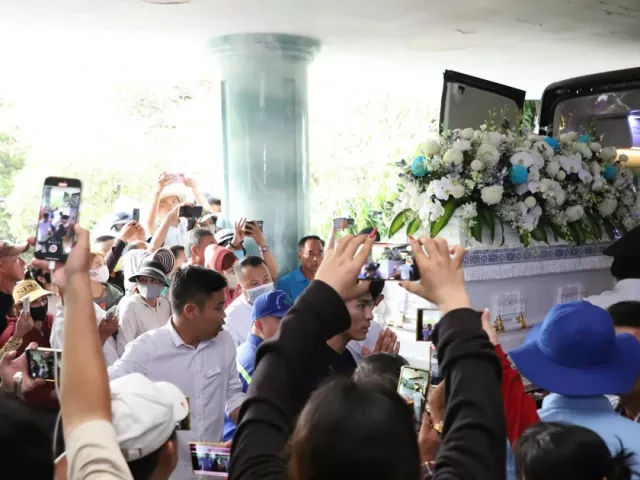 YouTuber vây quanh nơi hỏa táng Ngọc Trinh, người nhà cầu xin