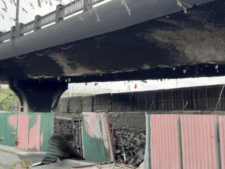 Vụ cháy 500 xe máy ở gầm cầu Vĩnh Tuy: Thép bị nung cầu sớm hỏng, cầu khác vẫn chưa dẹp?