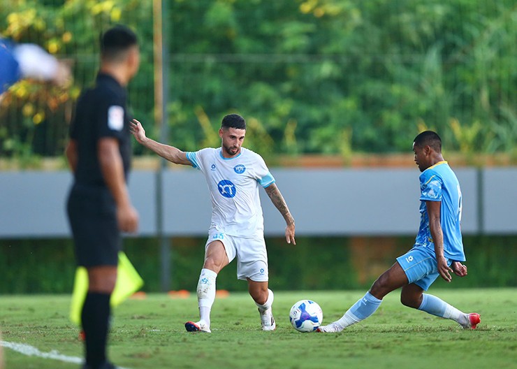 Hậu vệ Kevin Phạm Ba của Thép Xanh Nam Định đối đầu Jason Quang Vinh của ĐT Việt Nam.