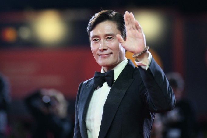 Lee Byung Hun trên thảm đỏ ra mắt phim "No Other Choice" tại Liên hoan phim Venice 2025. Ảnh: AFP
