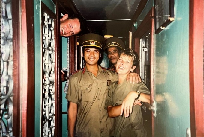Mark (ngoài cùng bên trái) trên chuyến tàu Thống Nhất năm 1993. Ảnh: Rusty Compass