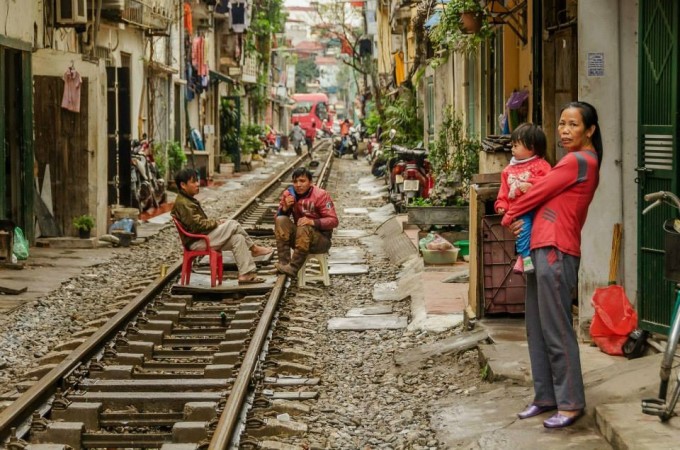 Phố đường tàu hơn 10 năm trước. Ảnh: Vietnam In Focus