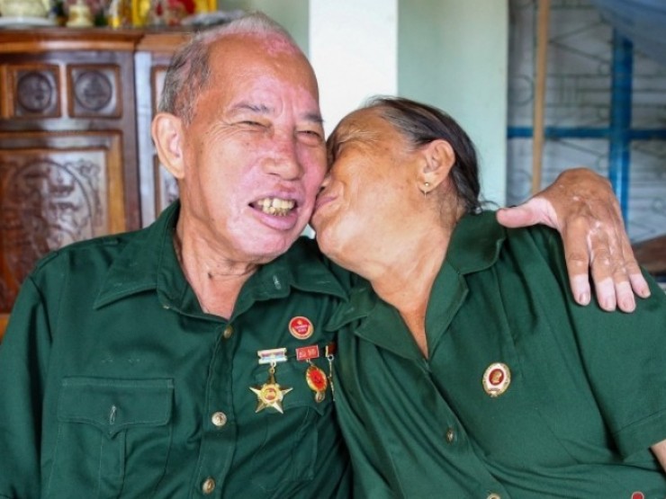 Cô y tá tìm lại người lính mất 2 chân, viết nên chuyện tình cổ tích suốt 50 năm