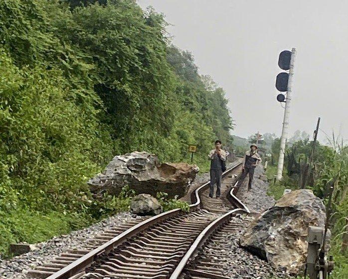Đá trên núi bất ngờ đè xô đường sắt, tàu Bắc - Nam tạm ngưng